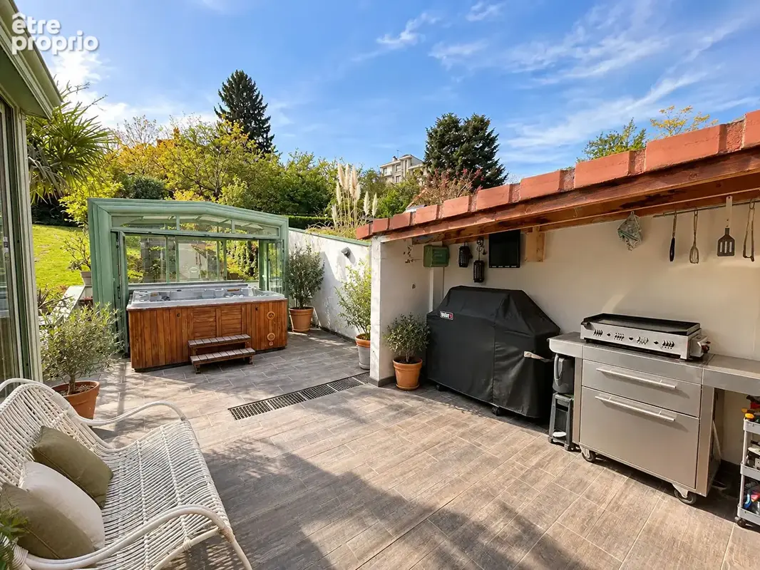 Royat - Maison avec panorama, jardin, terrasses et spa / 7 Pièces principales / 185 m² / Parcelle 942 m² - photo 16