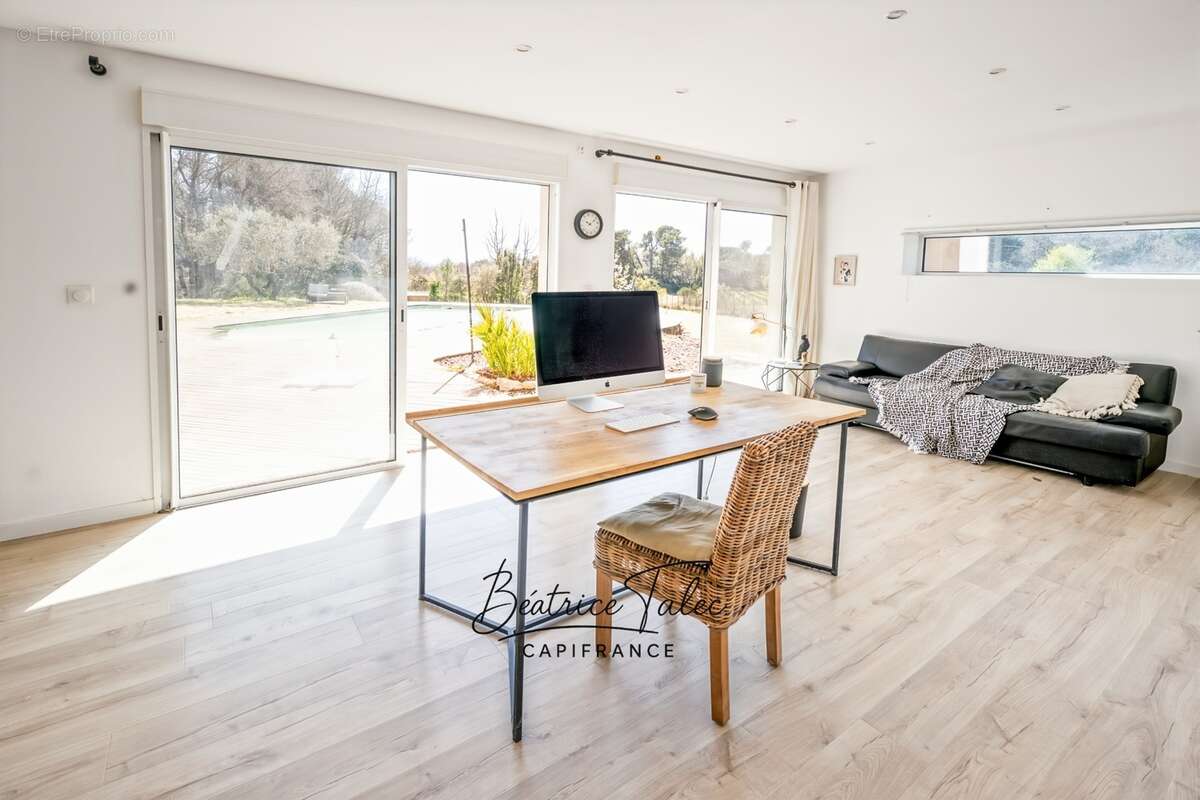 Maison de caractère avec piscine 5 pièces au cœur des vignes, double garage, 6000m2 terrain plat arboré, magnifique vue dans un  - photo 3