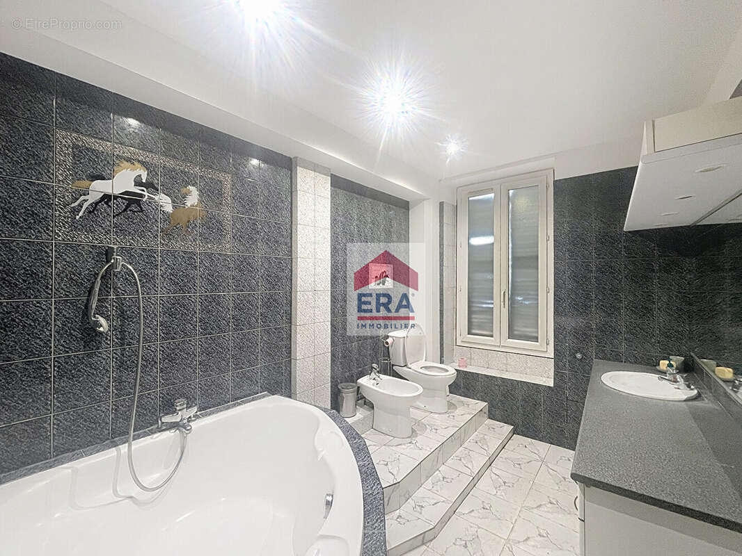 Appartement à MARSEILLE-4E