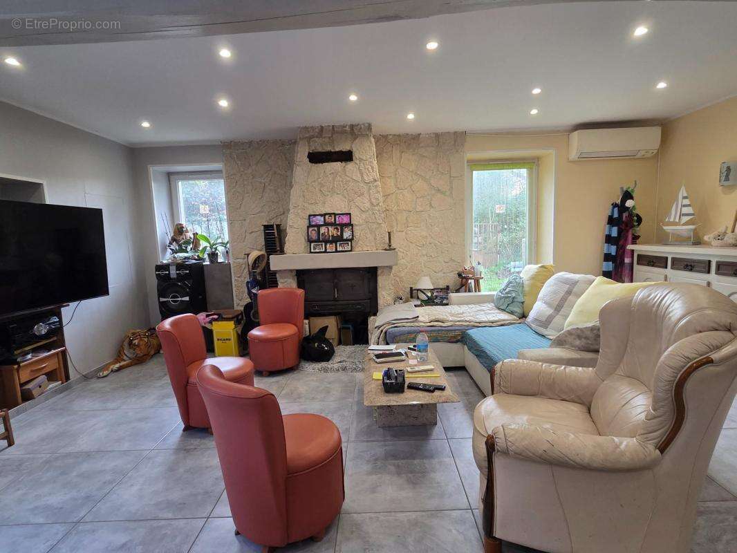 Maison à SAINT-JEAN-D'ANGELY