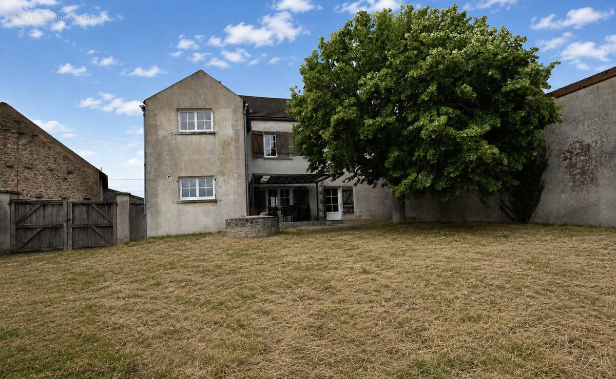 Maison à LA ROCHE-EN-BRENIL