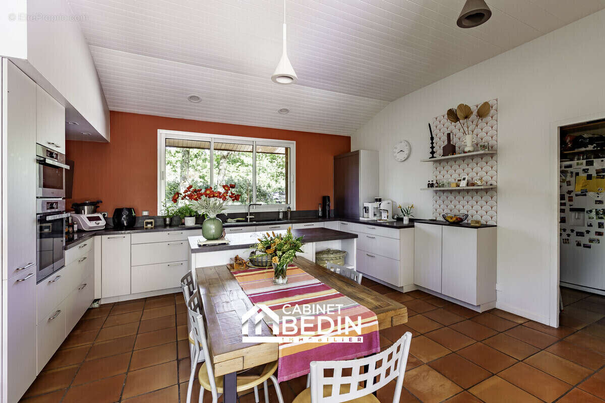 Maison 217 m² à Pugnac  - photo 4