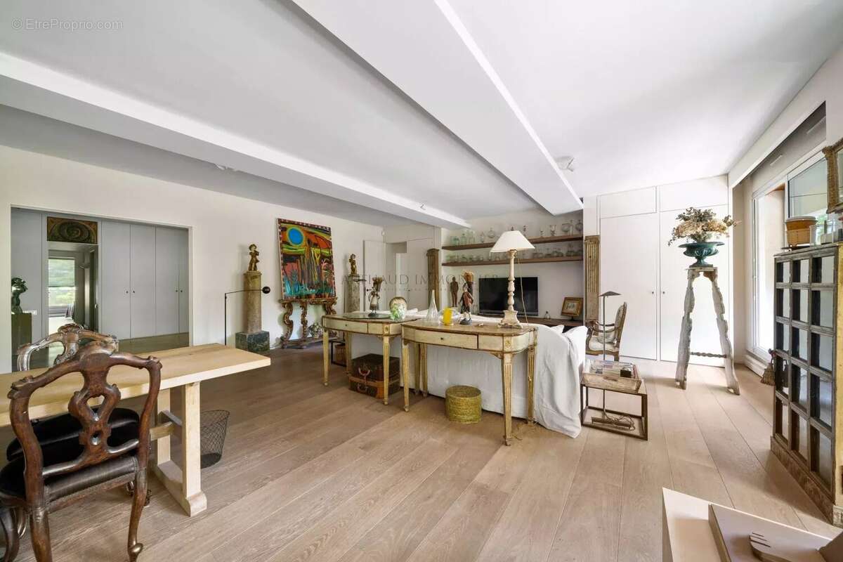 Appartement à PARIS-16E