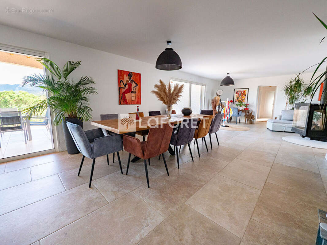 Maison à VILLELONGUE-DELS-MONTS