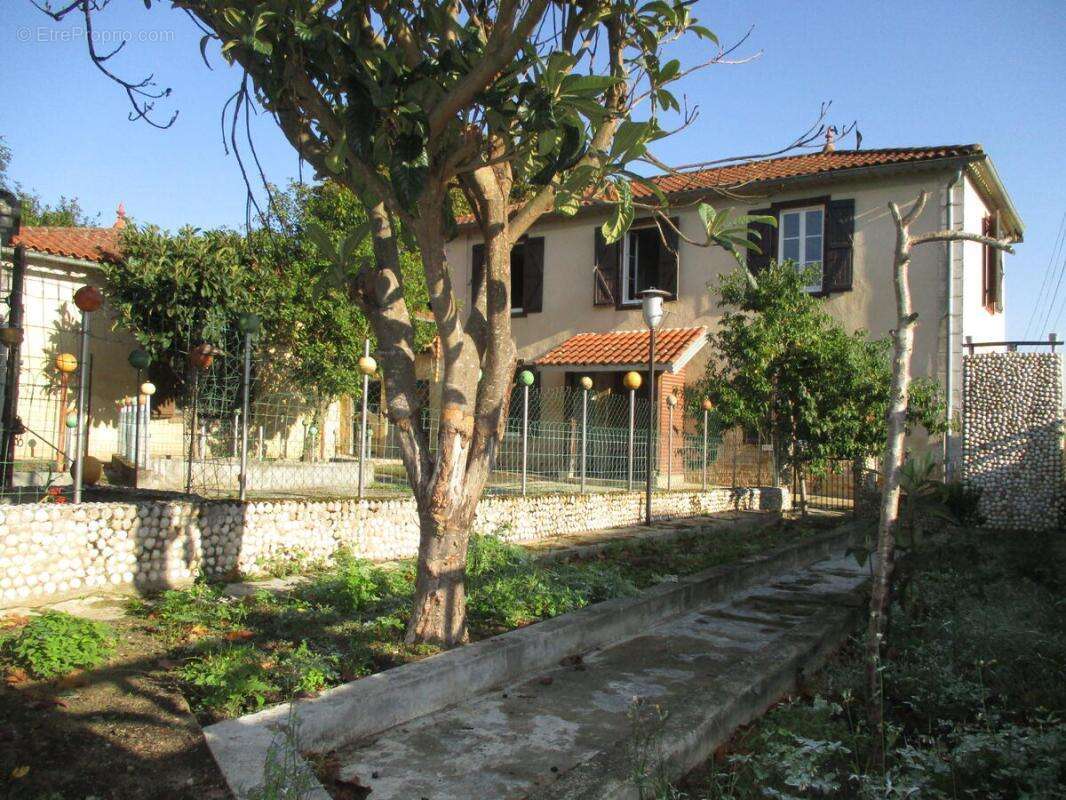 Maison à LARROQUE
