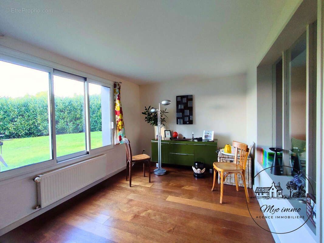 bureau avec vue sur la jardin - Maison à LE PELLERIN