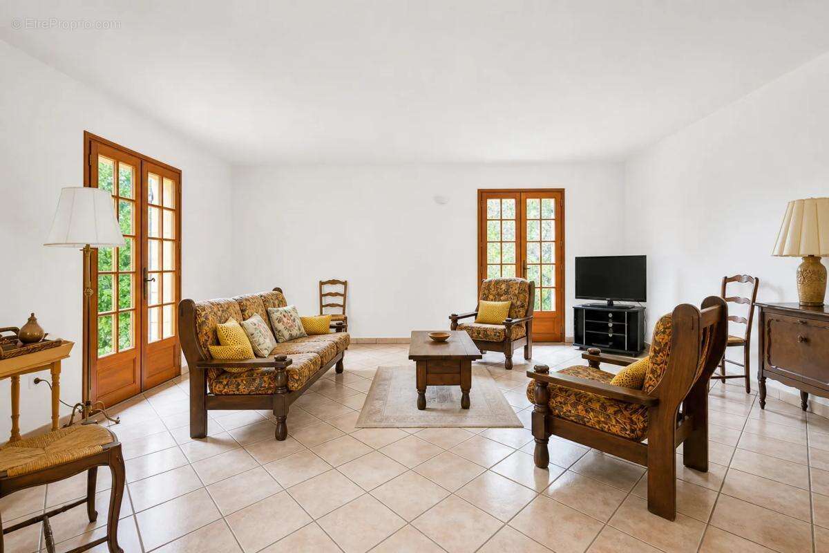 Maison 8 pièces spacieuse à Sainte-Foy-de-Longas - photo 2