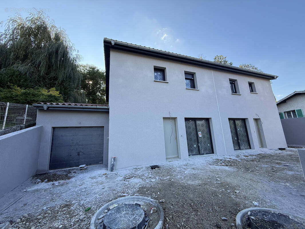 Maison à EYZIN-PINET