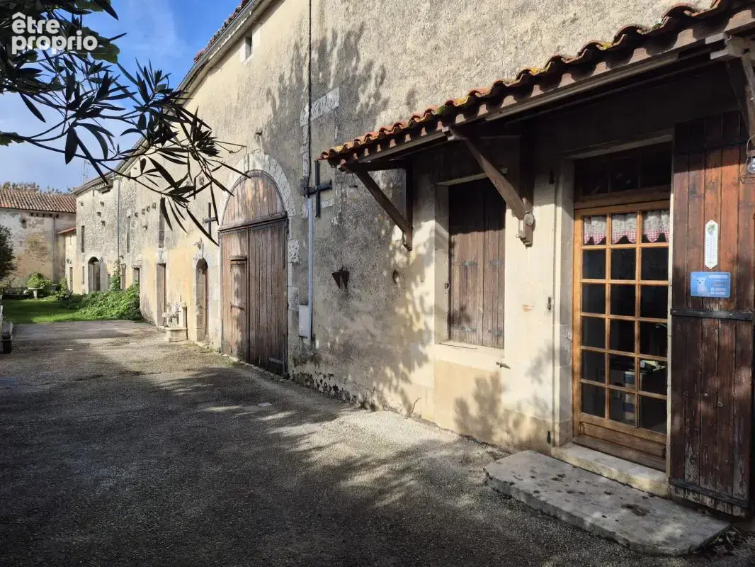 Maison à COURCOME