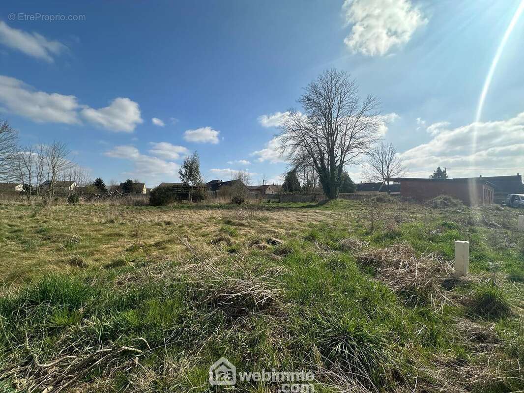 D'une surface de 713 m² - Terrain à CHAILLEVOIS