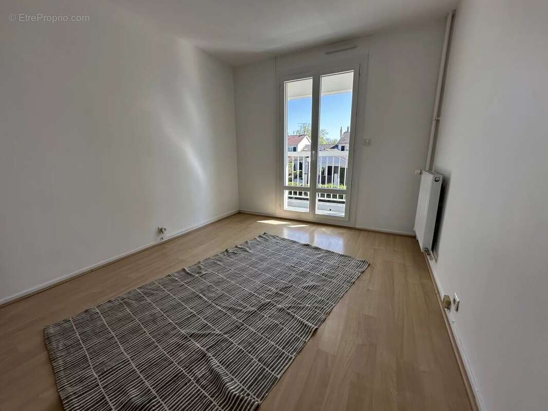 Appartement à LE MESNIL-SAINT-DENIS