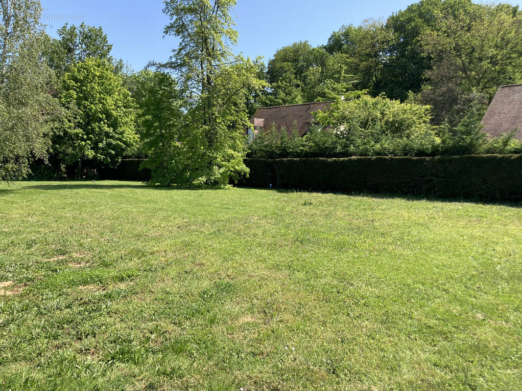 Photo Terrain à Bullion au prix de 190 000€