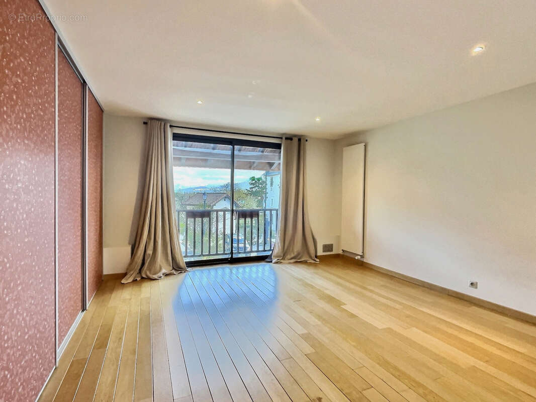 Maison de charme de plus de 300 m2 -  5 chambres, piscine et commodités - photo 10