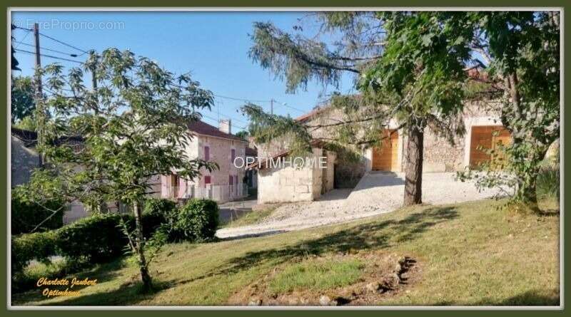 Maison à LA ROCHE-CHALAIS