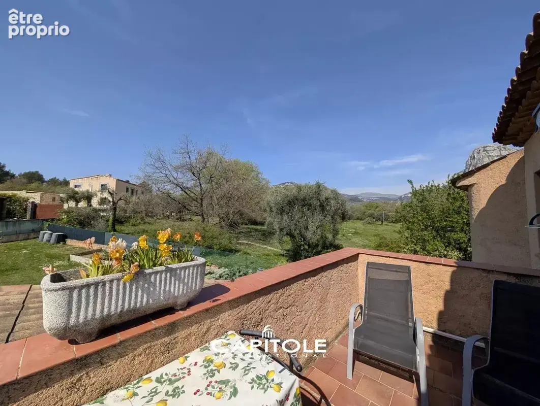 La Gaude - Charmante villa 5 pièces de 154 m² édifiée sur un terrain d'env. 2 133 m² avec piscine, vue sur les collines environn - photo 8