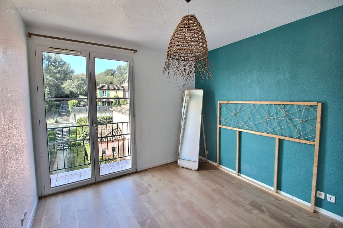 Appartement à SAINT-CLEMENT-DE-RIVIERE