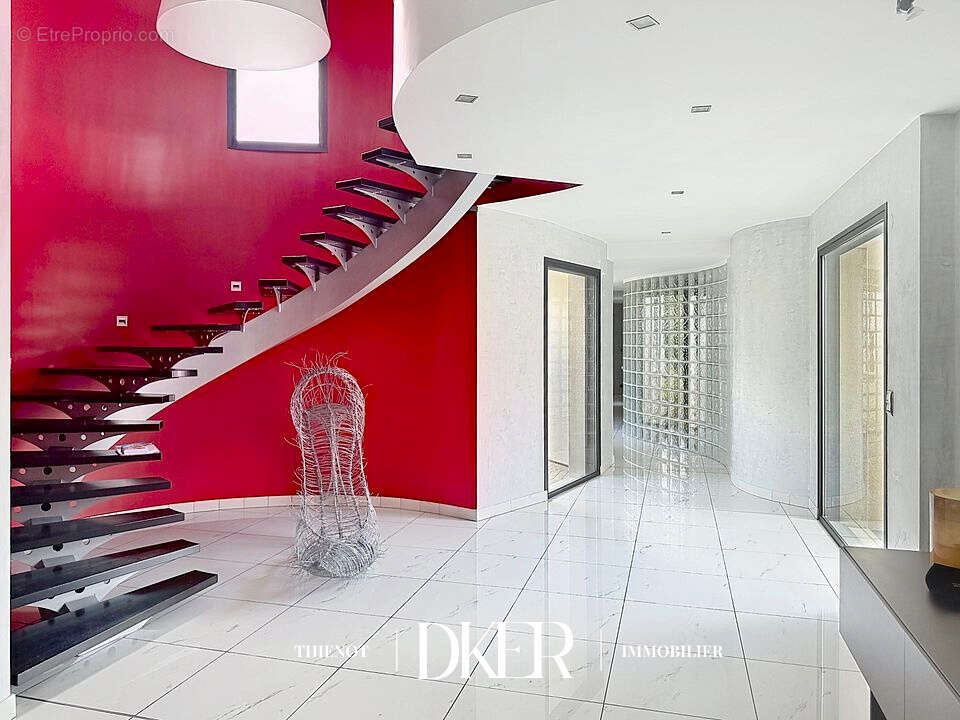 Propriété de prestige avec confort de plain pied de 500 m2 sur parc 4400 m2 située sur la cote des blancs - photo 7