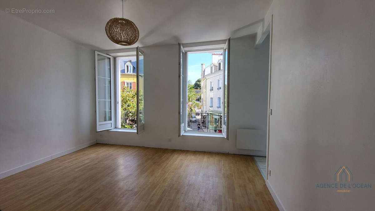 Appartement lumineux à Le Palais : Vue sur l'écluse et cour privée - photo 2