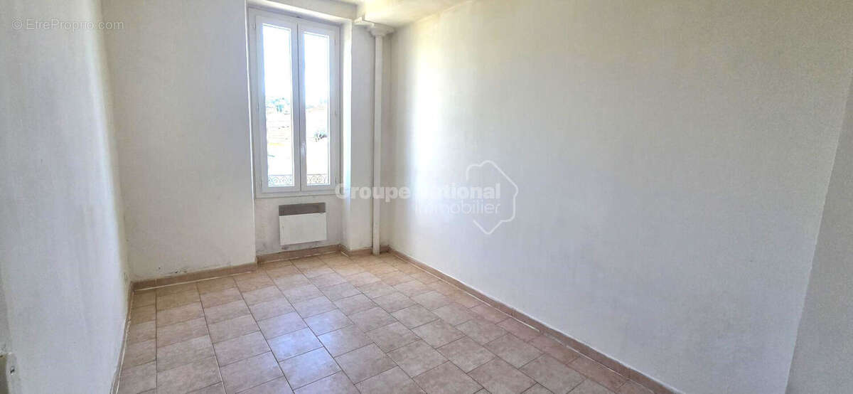 AU COEUR DU VILLAGE DES PENNES MIRABEAU, Appartement de type 3 au 1er étage d'un petit immeuble avec balcon et vue dégagée - photo 6