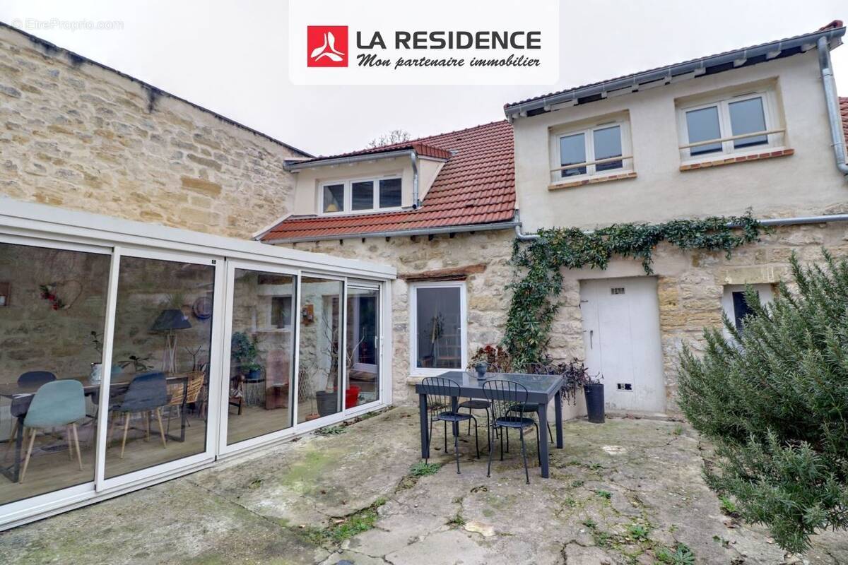 Maison à JOUY-LE-MOUTIER