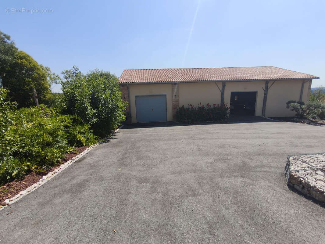 Propriété entièrement rénovée de 323 m2 avec piscine et dépendances - photo 33