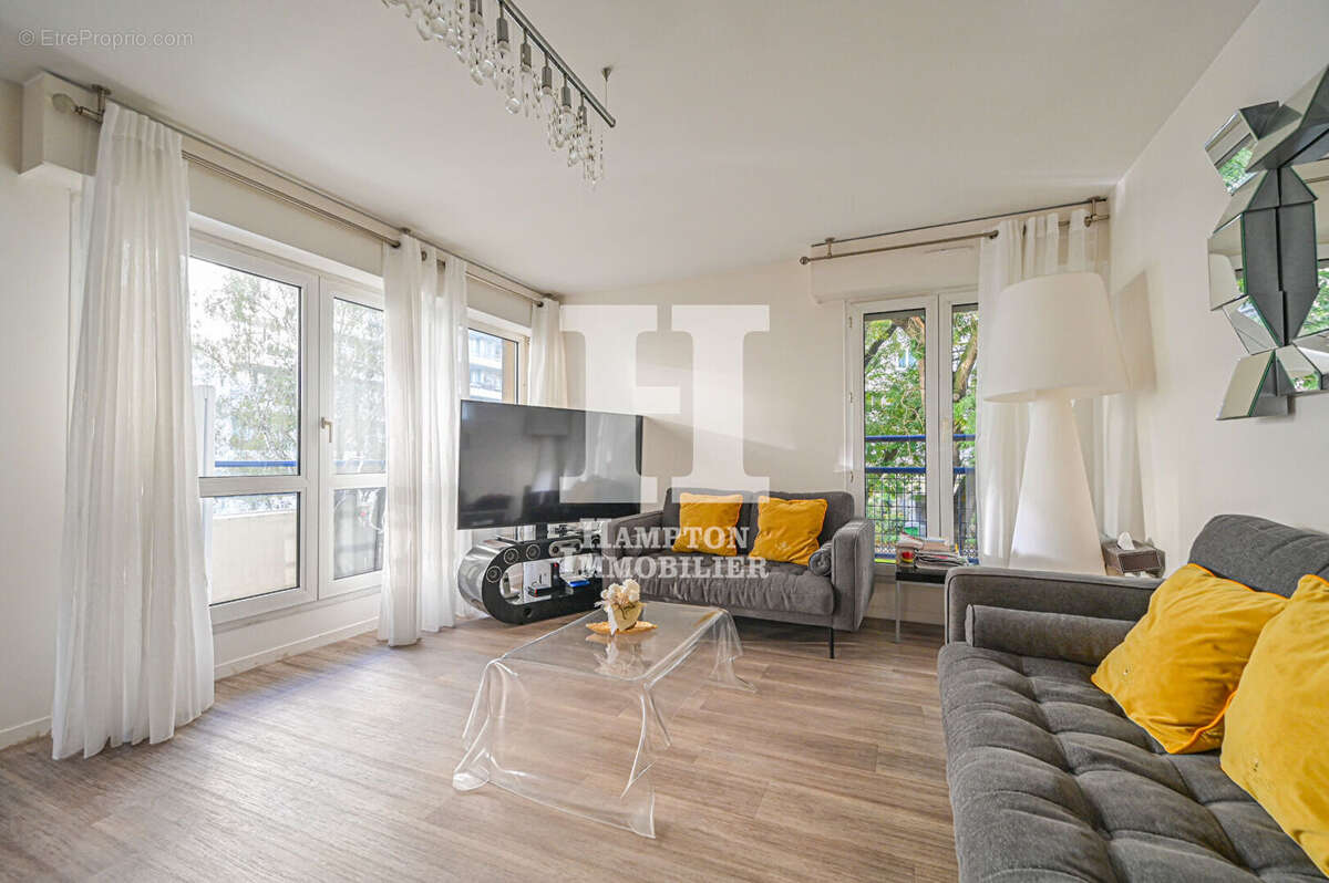 M° Colonel Fabien /  Rue des Chaufourniers. Un appartement de 4 pièces avec 2 balcons - photo 2