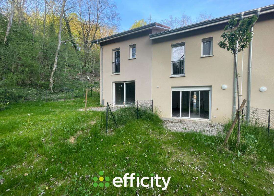 Maison à LA CHAPELLE-DE-LA-TOUR