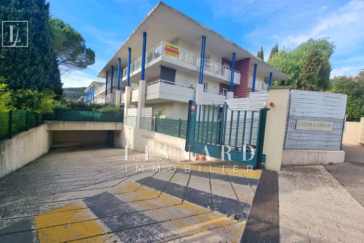 Parking à VALLAURIS