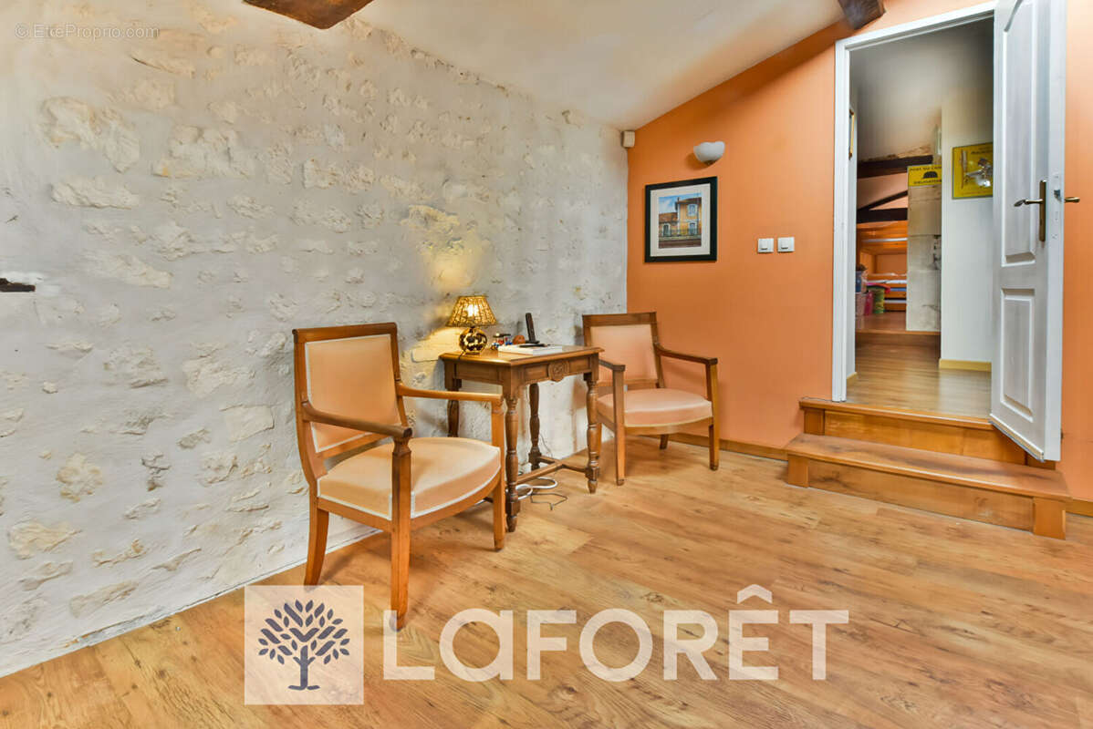 Maison à SAINT-GENIS-DE-SAINTONGE