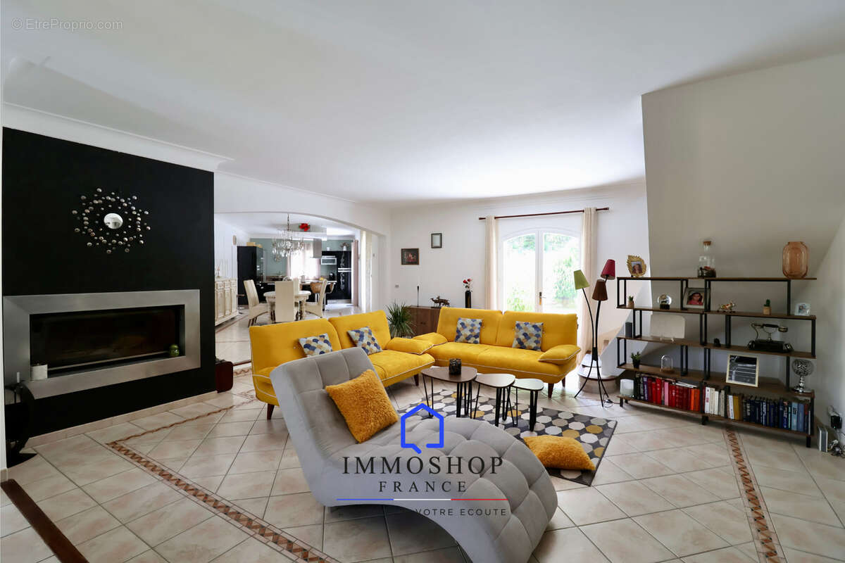 Maison à SIMIANE-COLLONGUE