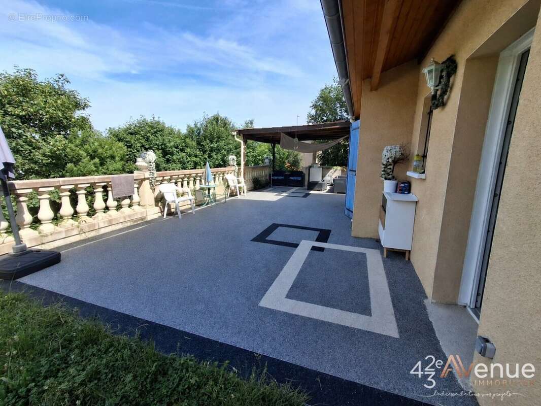 Maison à LE CHAMBON-FEUGEROLLES