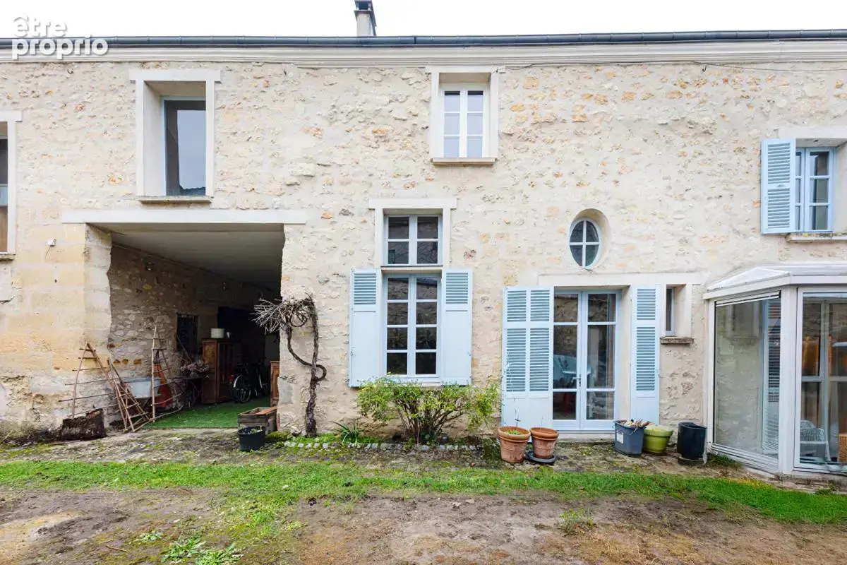 Propriété entièrement rénovée  au coeur du village - photo 6