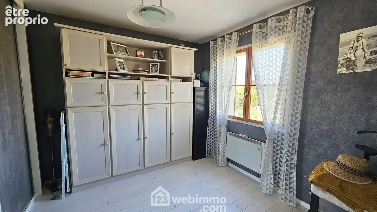 Au rez-de-chaussée, une chambre de 11 m² toute parquetée.