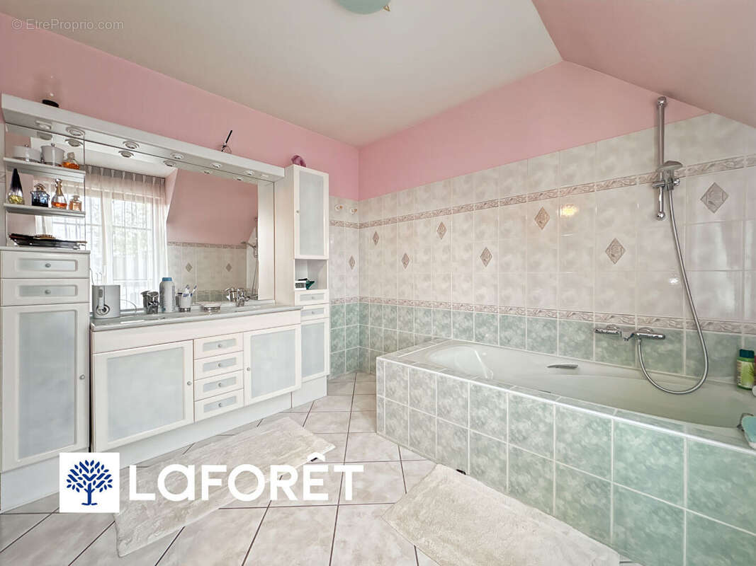 Maison à SAINTE-GENEVIEVE-DES-BOIS