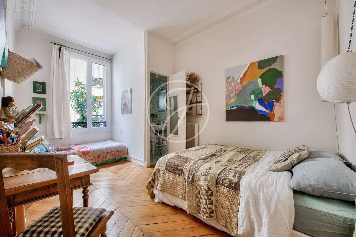 Commerce à PARIS-9E