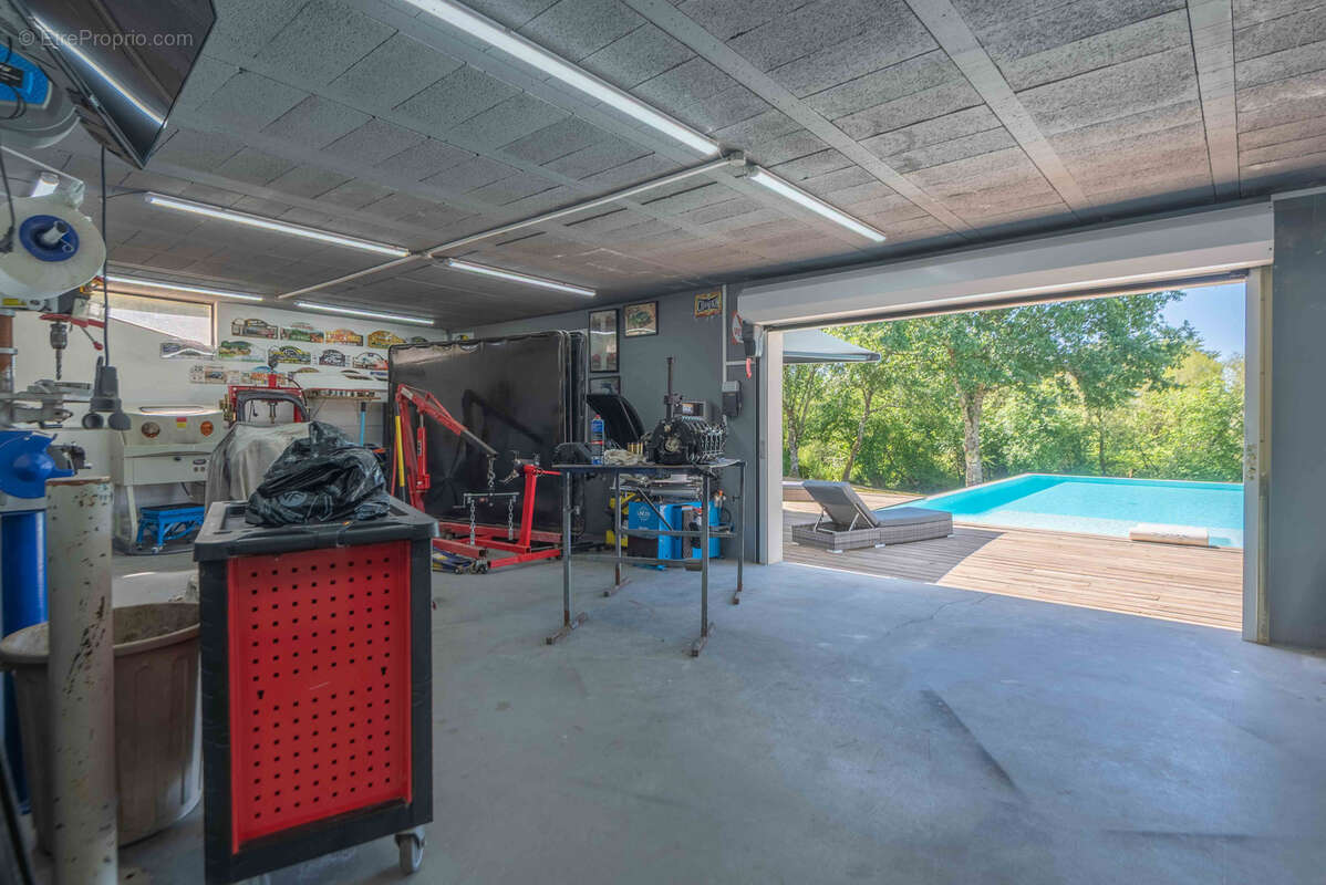 Maison moderne de 175m2 - 6400m2 de parc - garage de 228m2 - photo 17