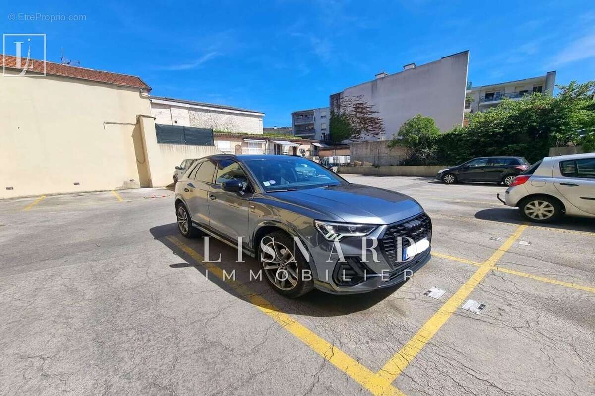 Parking à VALLAURIS