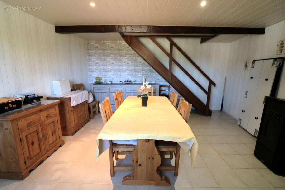 Très Belle Maison de Village entièrement rénovée sur terrain arboré, grandes dépendances, 2297m2 de terrain - photo 8