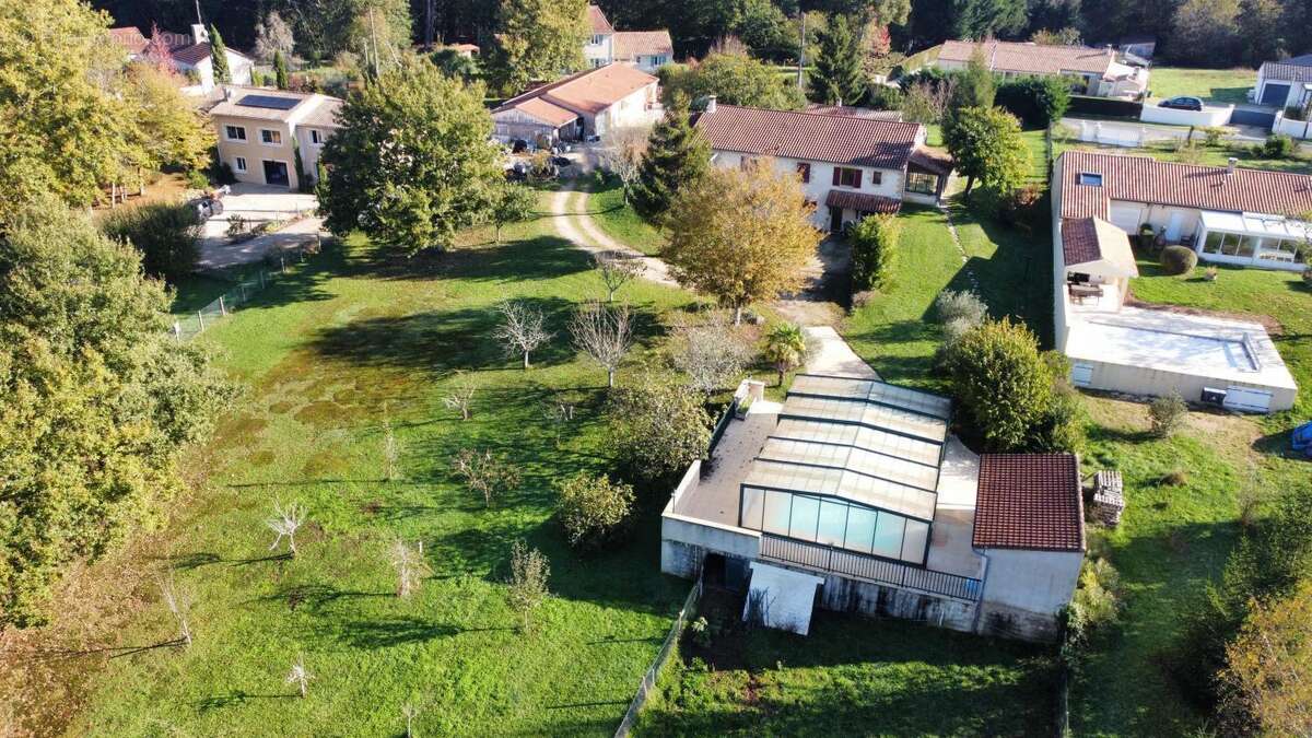 Maison à EGLISE-NEUVE-DE-VERGT