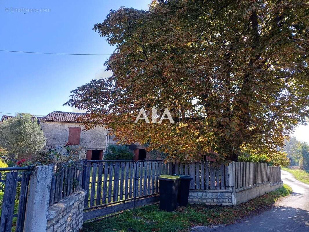 Maison à LES ADJOTS