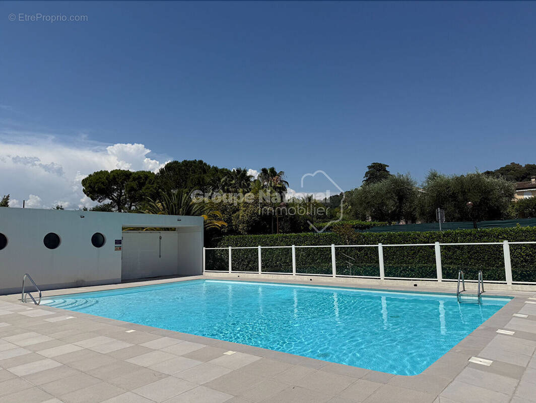 Appartement à LA ROQUETTE-SUR-SIAGNE