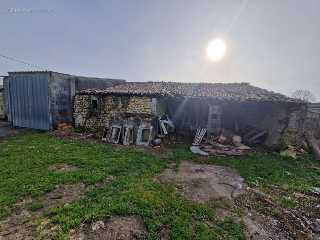 Parking à MIRAMBEAU