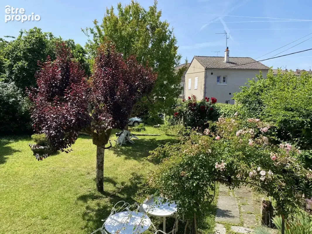 Demeure de caractère au Dorat – Une maison avec un joli jardin et un garage - photo 17