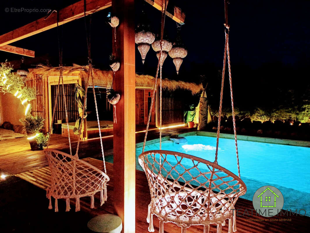 Terrasse piscine nuit villa La Farlede - Maison à LA FARLEDE