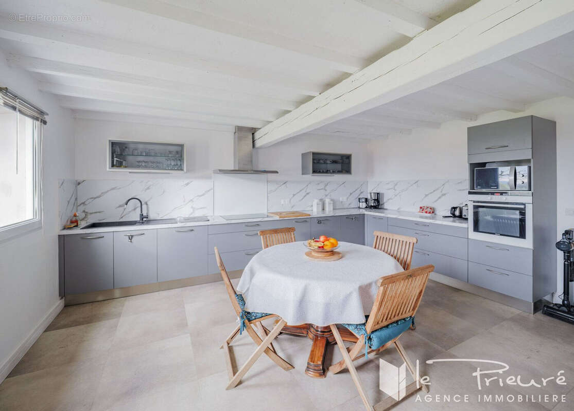 Propriété familiale de 305 m² avec terrain de 8 ha environ, piscine et belles dépendances - photo 8