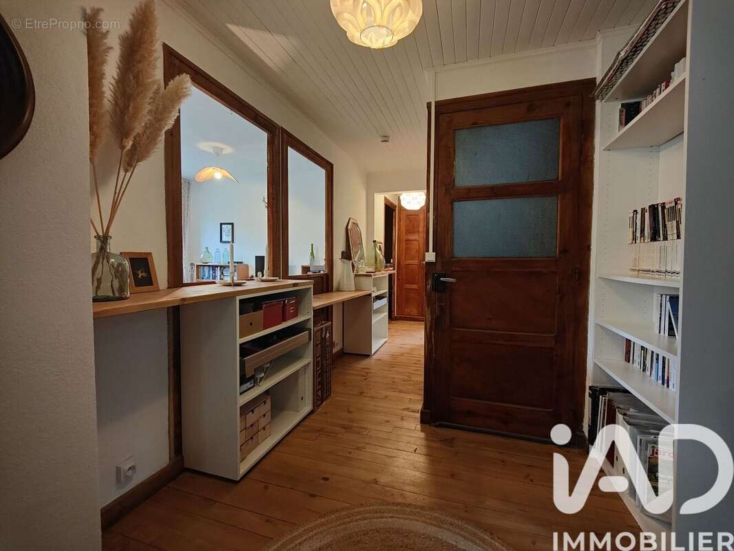 Maison 231 m² à Saint-Julien-Boutieres  - photo 4