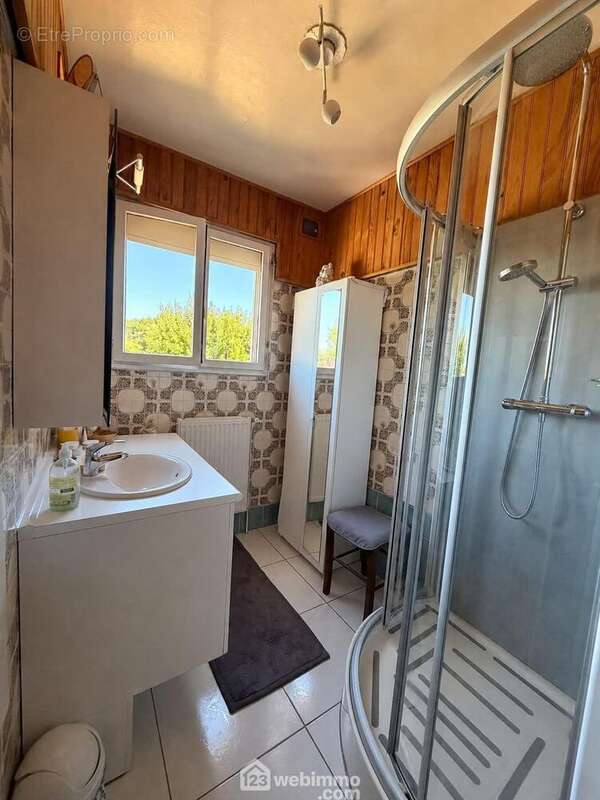 Allons maintenant découvrir la salle de douche