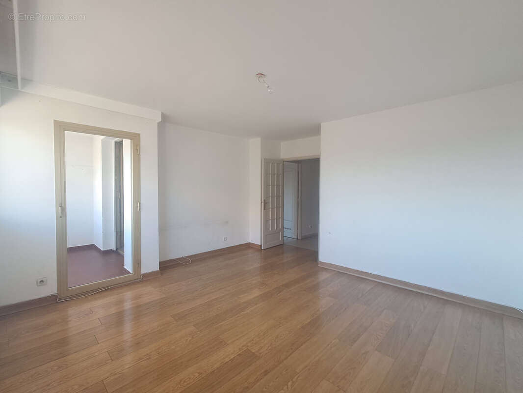 T3 lumineux de 66m2 avec balcon et loggia à Vendre à Salon-de-Provence à deux pas du Centre Ville - photo 4