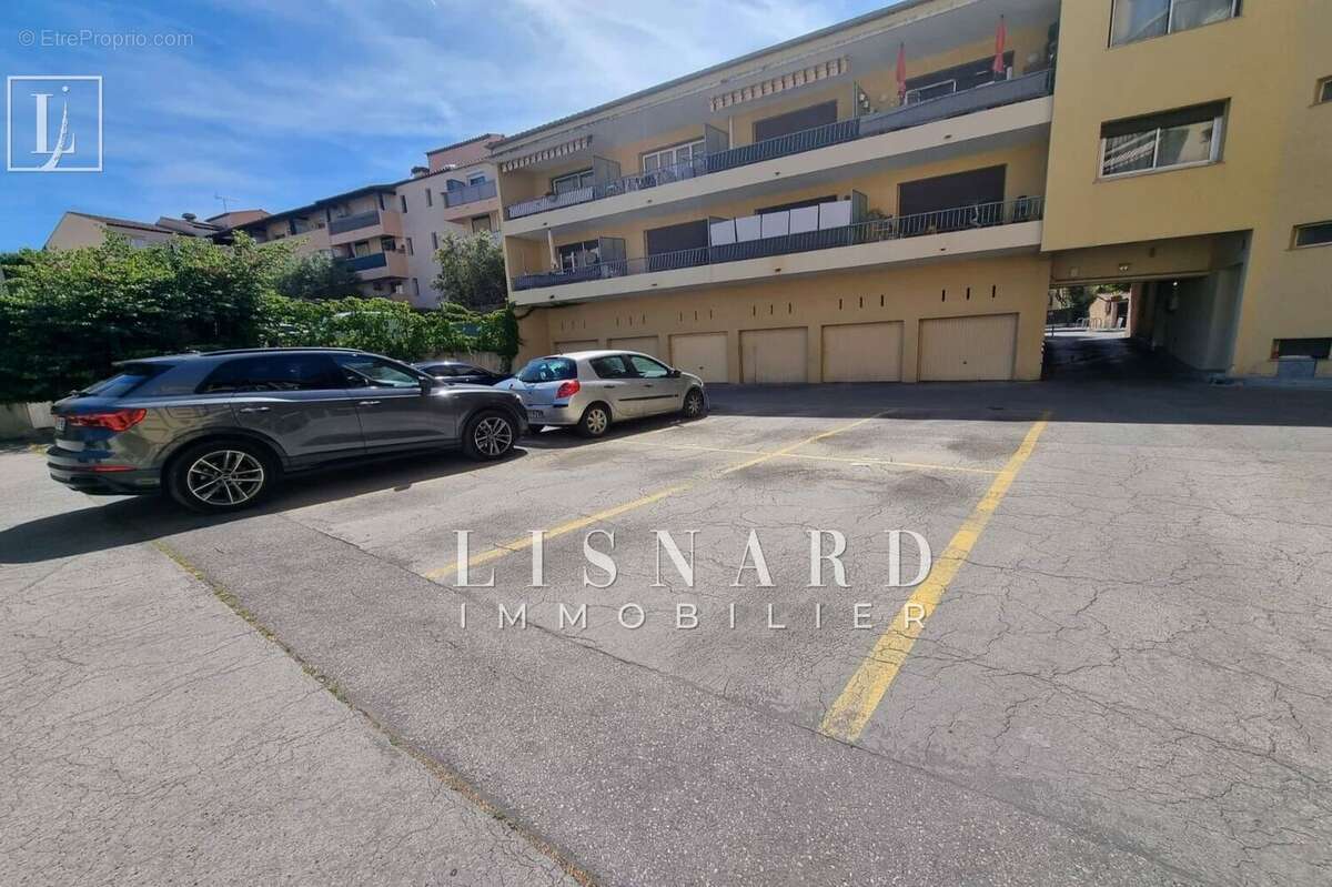 Parking à VALLAURIS