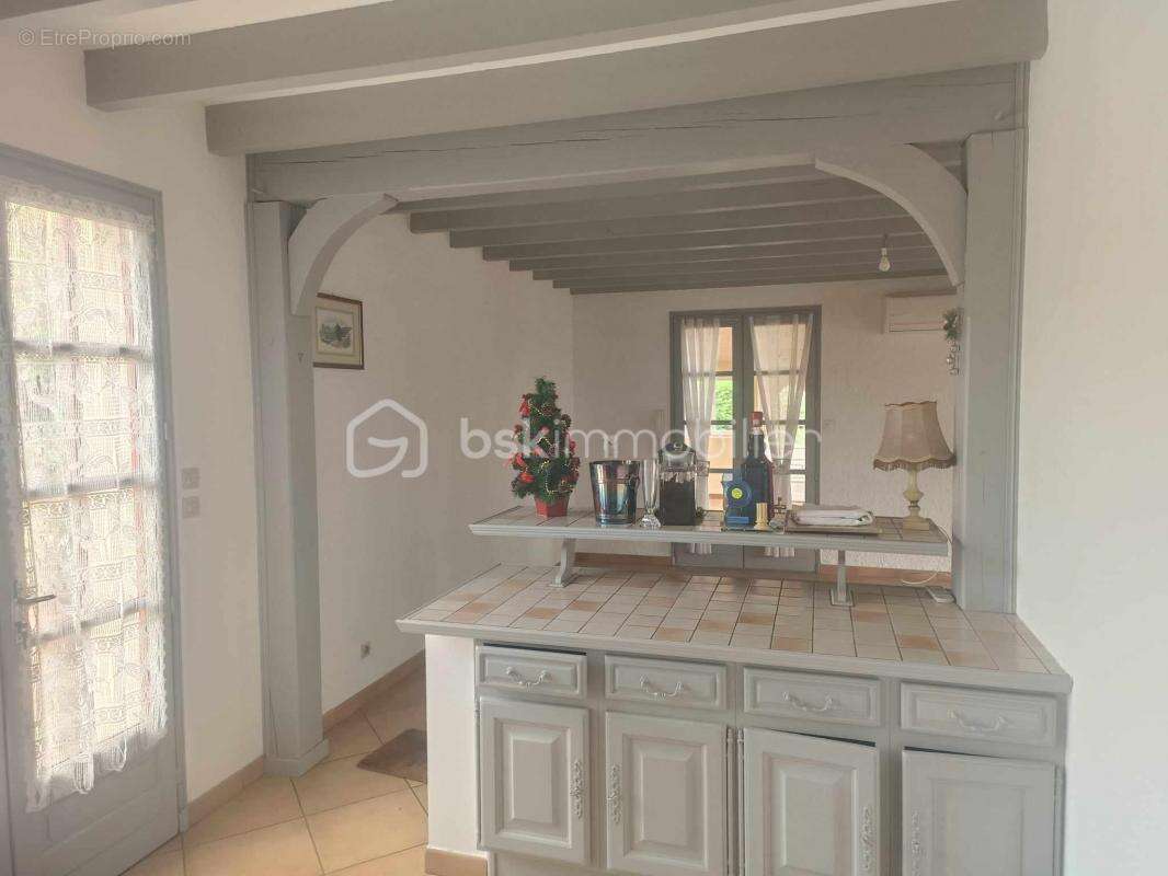 Très Belle Villa type ‘’ Basque ‘’ de plain-pied de 160 m2 érigée sur un Parc de 7 069 m² à Marmande 47200 - photo 9